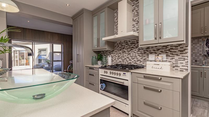 6 Bedroom Property for Sale in Outeniqua Strand Western Cape